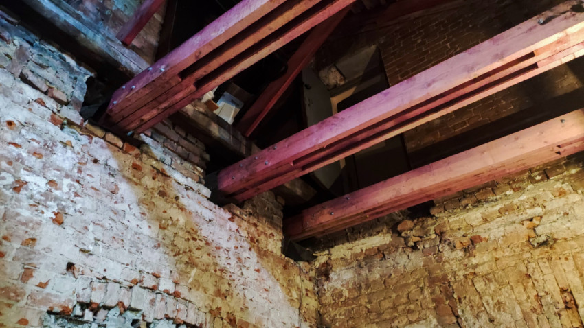 Новые стропильные балки в кирпичном здании на этапе реконструкции