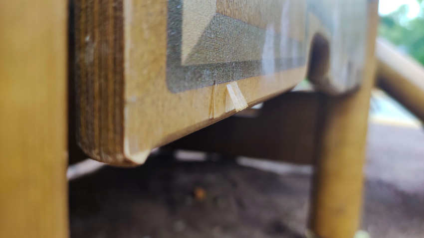 Повреждение деревянной панели детского игрового оборудования