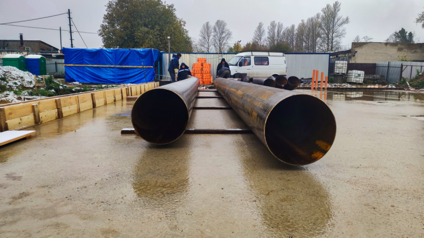 Складирование труб теплотрассы на плите перед монтажом котельной