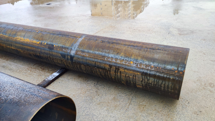 Трубы для теплотрассы на площадке строительства котельной