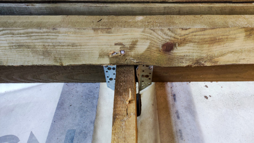 Крепление лаг пола на металлические уголки в каркасном доме