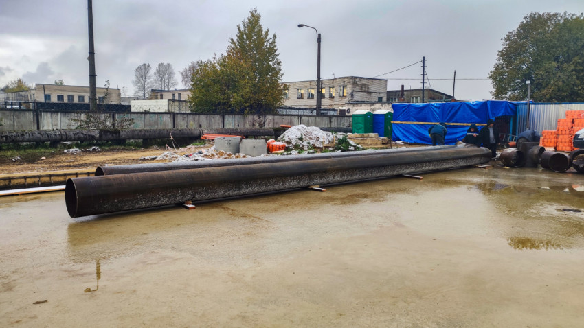 Складированные трубы на фундаментной плите строящейся котельной