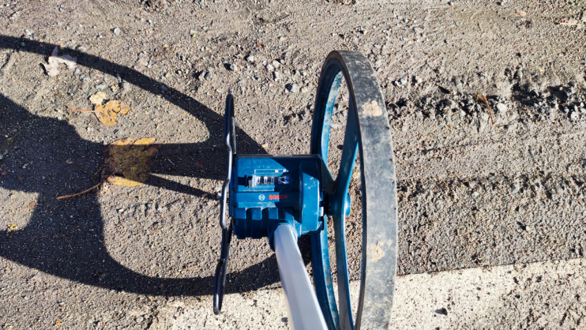 Измерительное колесо Bosch на грунтовой поверхности