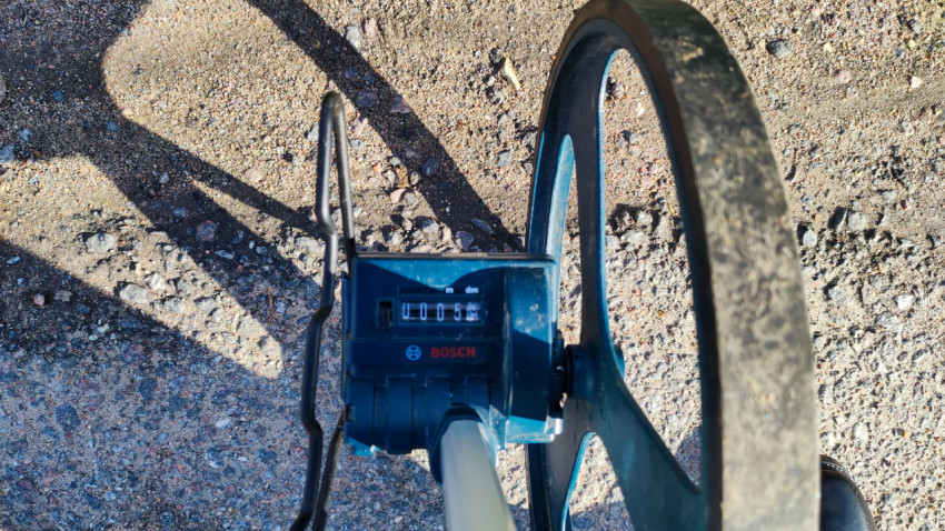 Измерительное колесо Bosch на гравийном покрытии