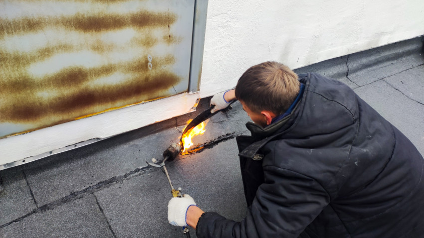 Ремонт рулонной кровли с применением газовой горелки