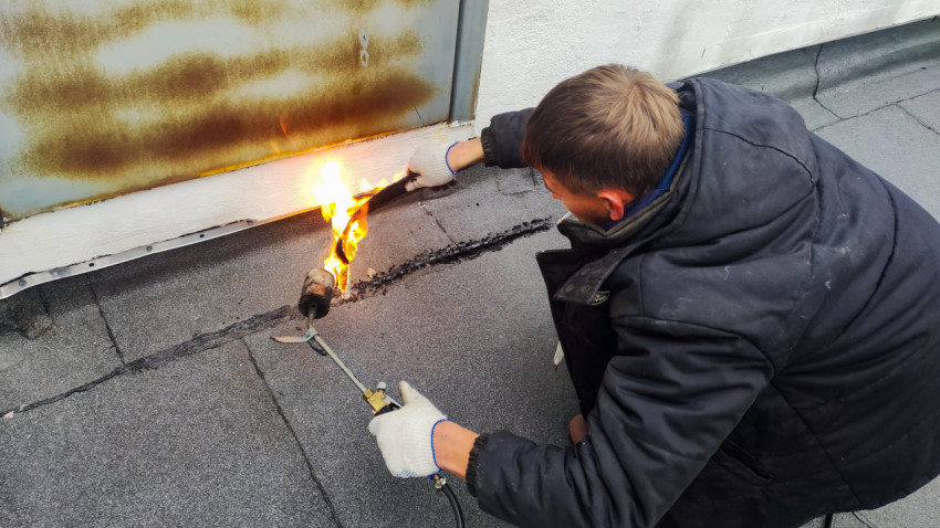 Наплавление гидроизоляционного слоя на стыке рулонной кровли