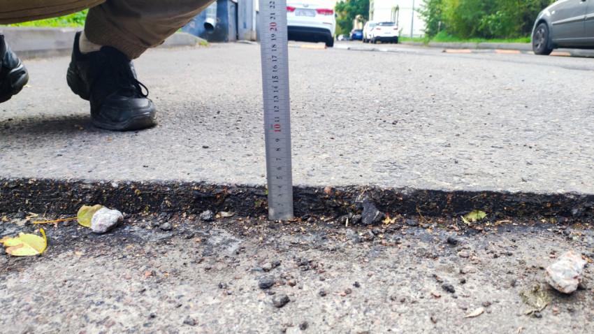 Измерение толщины асфальтового покрытия линейкой