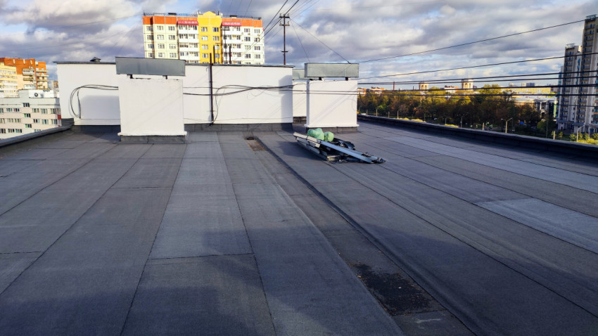 Плоская кровля с установленными вентиляционными шахтами и коммуникациями