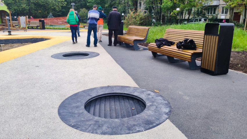 Детская площадка с батутами и скамейками