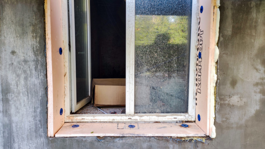 Установка пластикового окна в процессе отделки