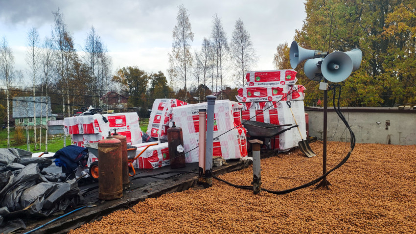 Складирование упаковок утеплителя и баллонов для кровельных работ