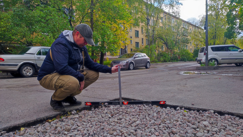 Измерение высоты щебёночной подсыпки при дорожном ремонте