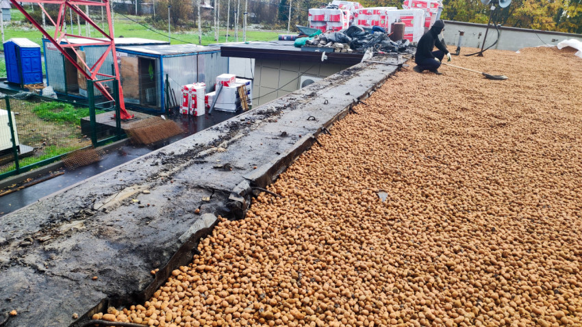 Участок плоской кровли после демонтажа старого покрытия