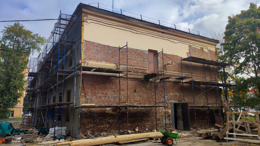 Здание с разобранной штукатуркой на стадии реставрации фасада