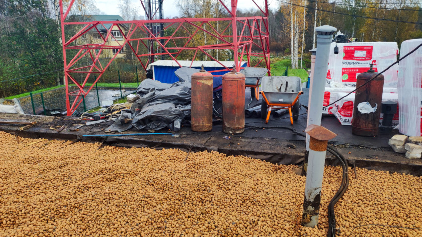 Хранение баллонов и утеплителя на участке плоской кровли