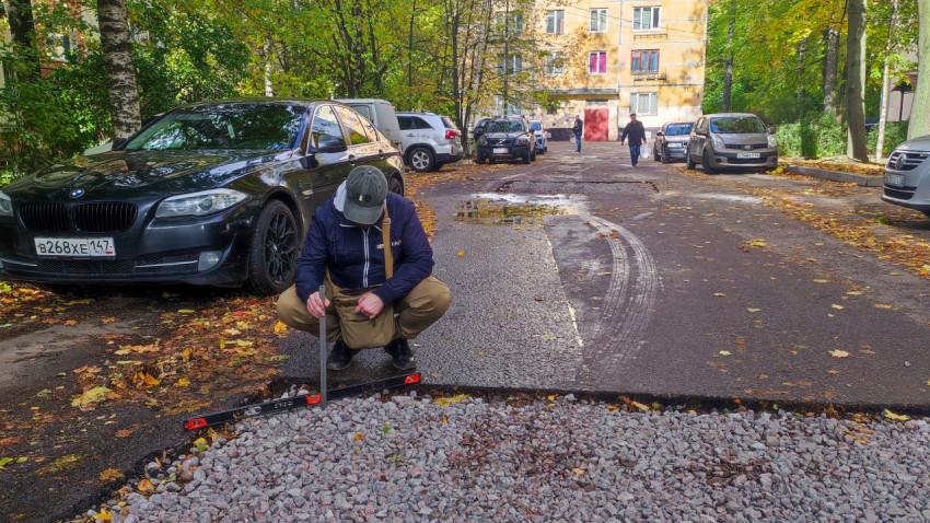 Измерение перепада высот от щебня до края асфальта при контроле дорожных работ