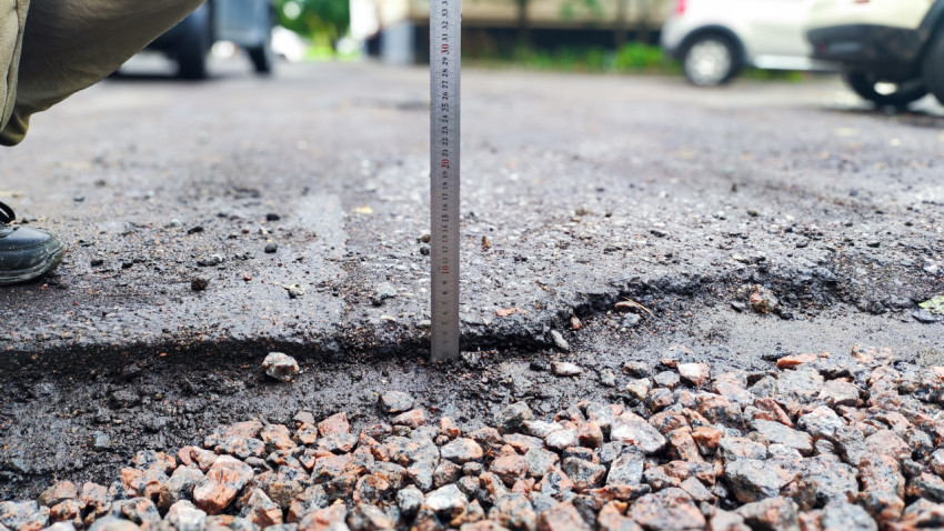 Измерение перепада высот между щебнем и старым асфальтом
