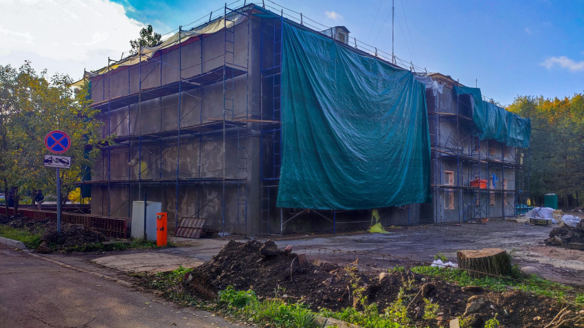 Здание в строительных лесах под укрытием