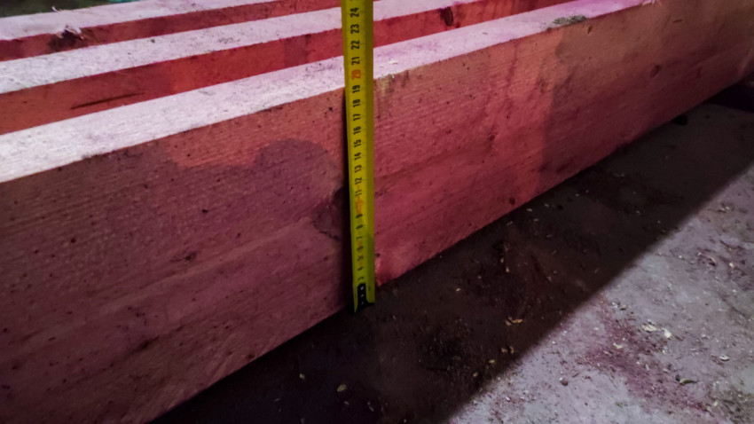 Измерение высоты деревянного бруса для несущей конструкции