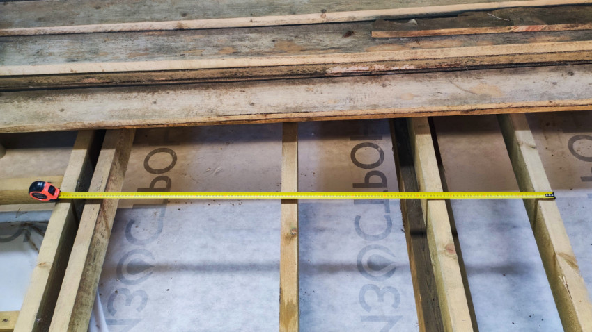 Измерение расстояния между лагами пола в каркасном доме
