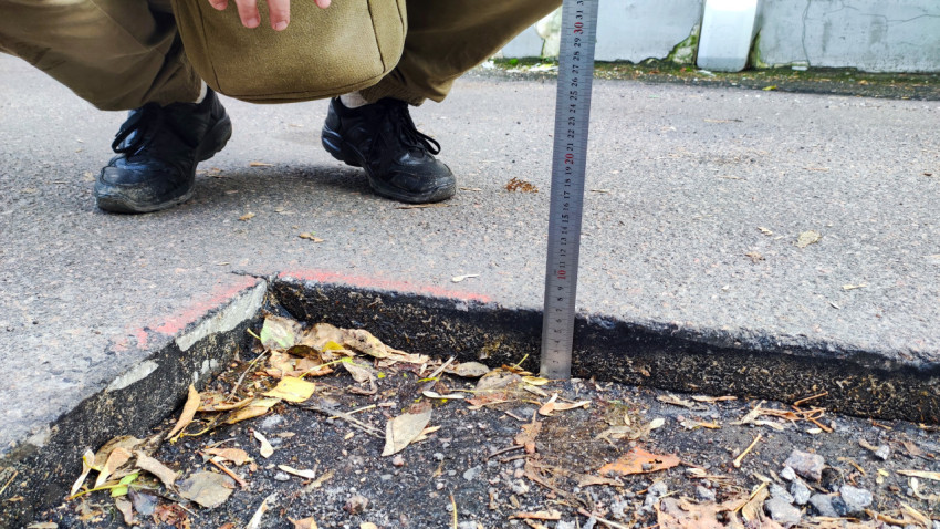 Контроль уровня асфальта на участке ремонта у административного здания