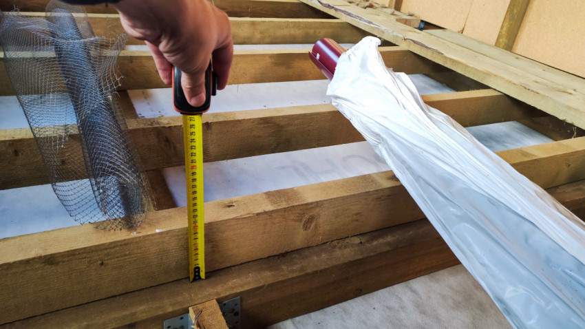 Измерение высоты лаг пола с помощью рулетки