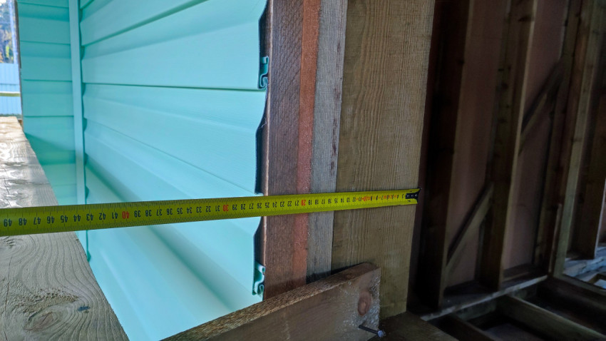 Замер глубины оконного проёма в каркасной стене