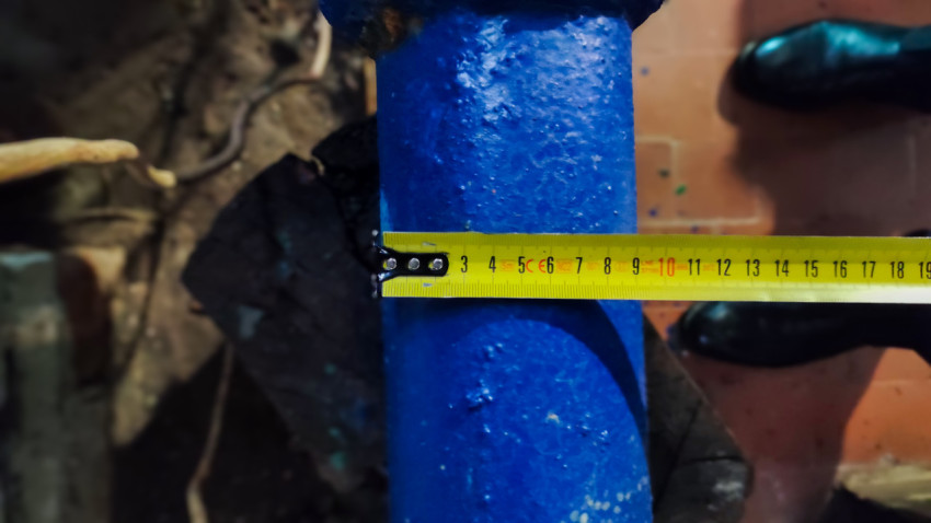 Замер диаметра синей трубы на промышленном объекте