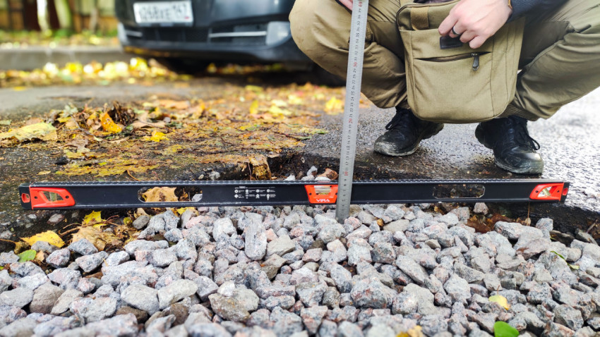 Контроль высоты от щебня до кромки асфальта при ремонте проезда