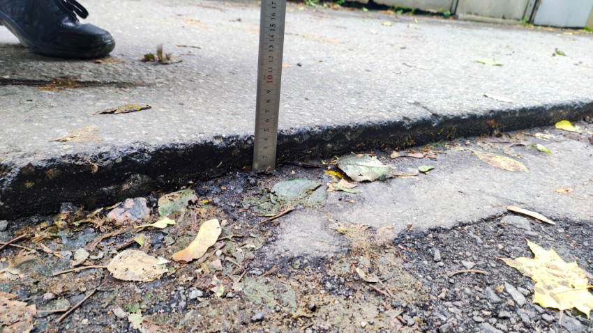 Измерение высоты кромки асфальта металлической линейкой