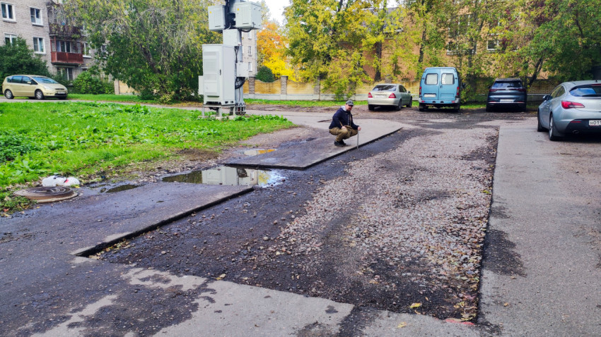 Замер высоты кромки асфальта на дворовом проезде