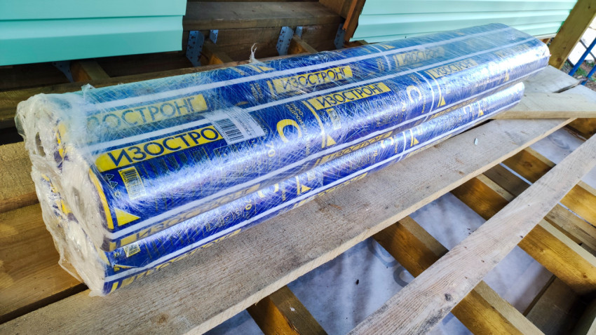 Рулоны паро-гидроизоляции Изострон С75 на строительном объекте