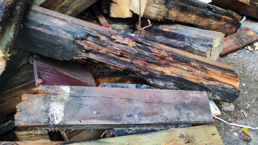 Повреждённые деревянные балки с признаками гниения