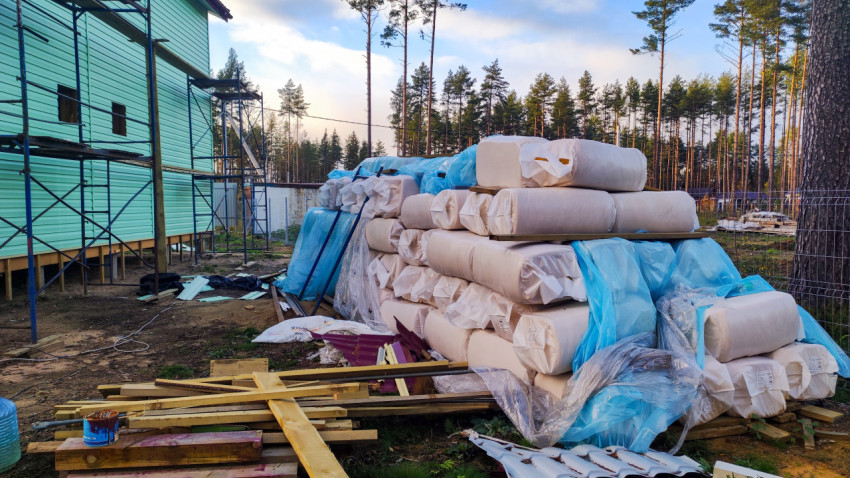 Хранение утеплителя рядом со строящимся домом