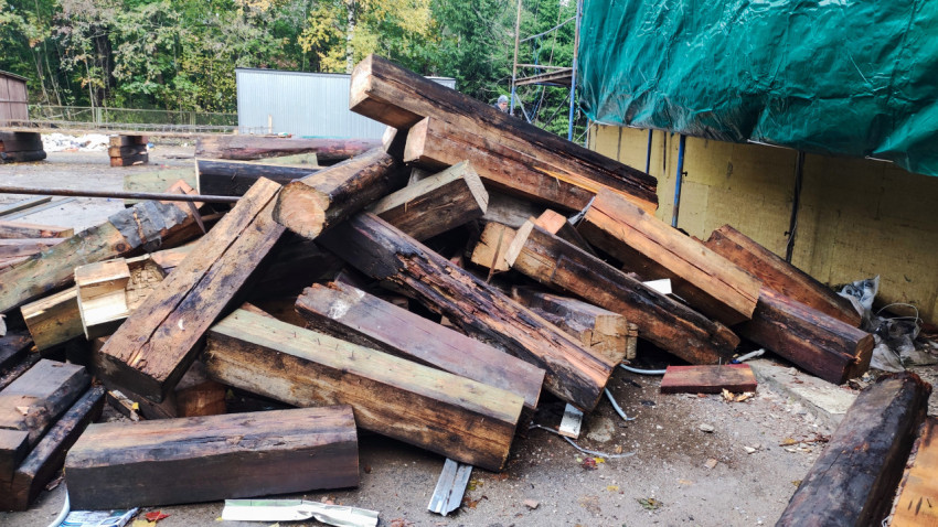 Склад старых деревянных балок после демонтажа