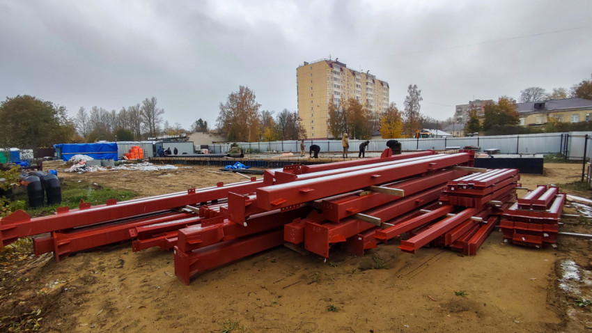 Металлоконструкции каркаса котельной на стадии складирования