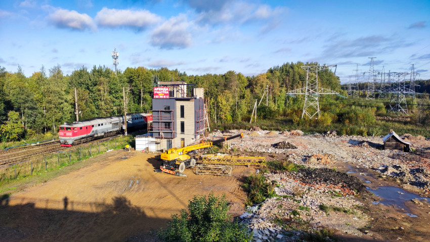 Тепловоз на железной дороге рядом со строительным участком
