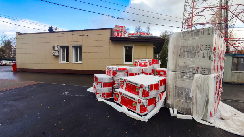 Складирование упаковок утеплителя ТЕХНОНИКОЛЬ возле здания перед монтажом