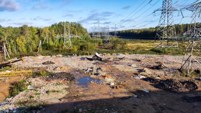 Строительная площадка и линии электропередачи на окраине города