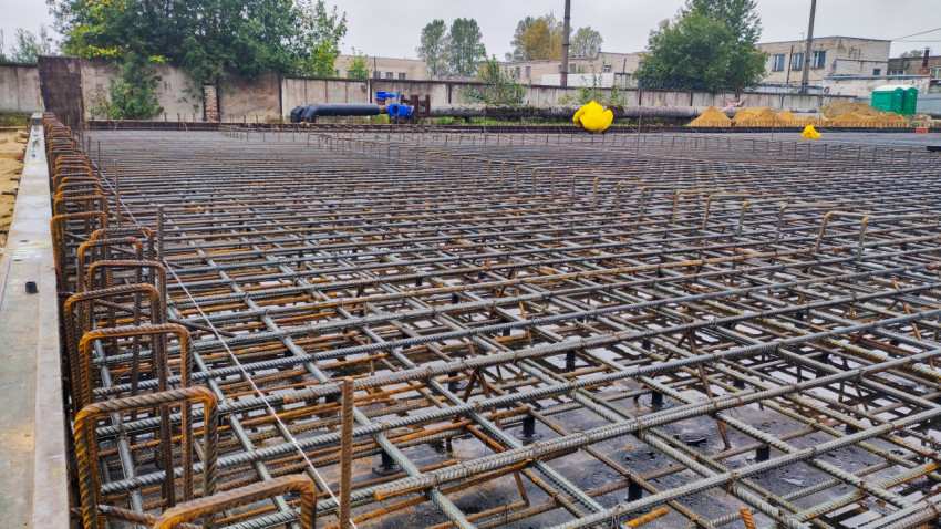 Арматурный каркас фундамента перед заливкой бетона