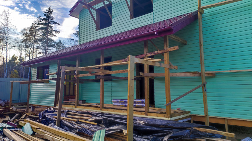 Каркас и подмости у фасада строящегося дома
