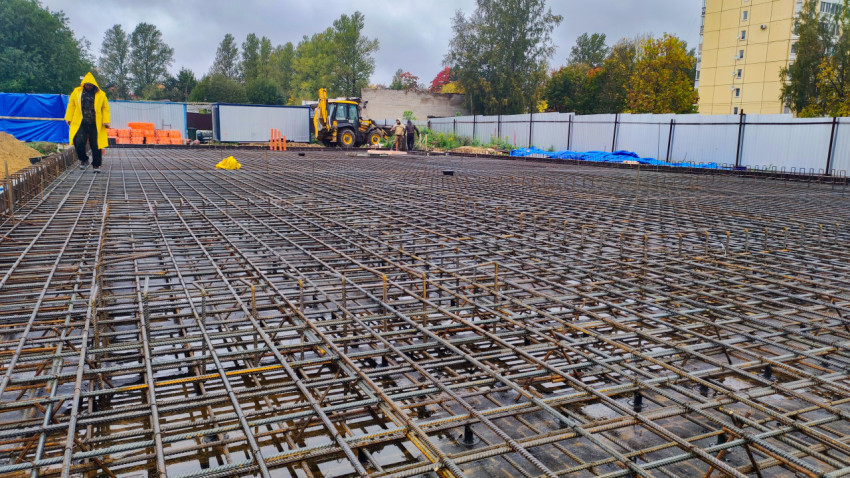 Рабочие осматривают арматурный каркас перед заливкой бетона