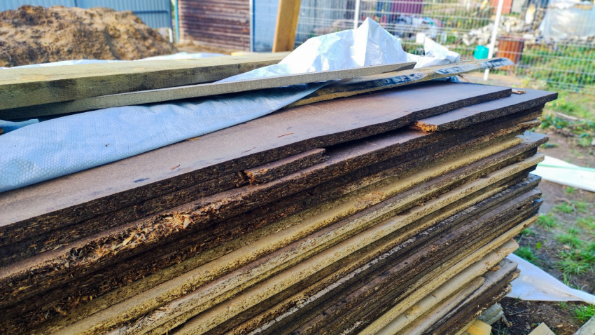 Стопка древесно-стружечных плит на строительной площадке