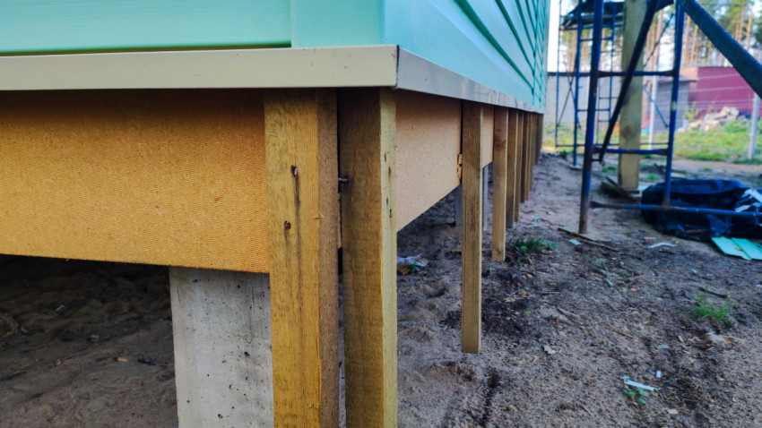 Фундамент на сваях и нижняя часть фасада дома