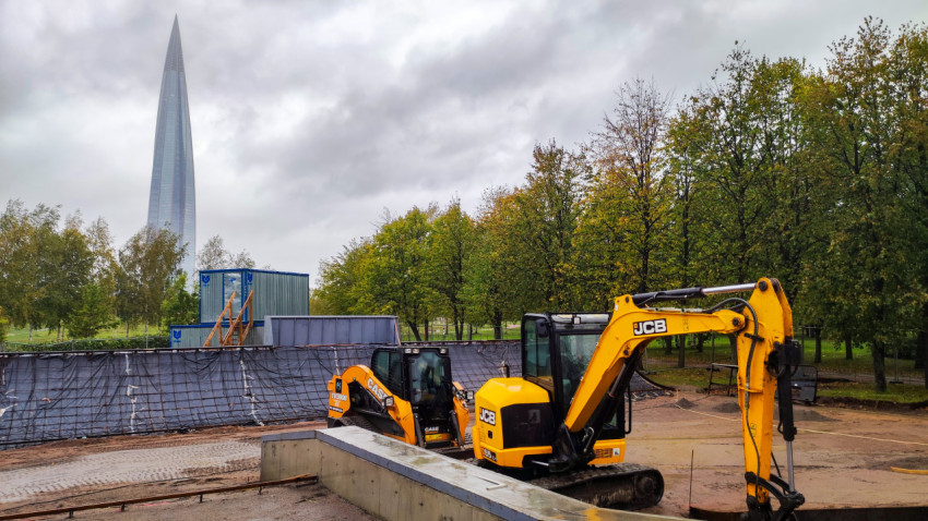 Строительная техника JCB и CASE на фоне Лахта-центра