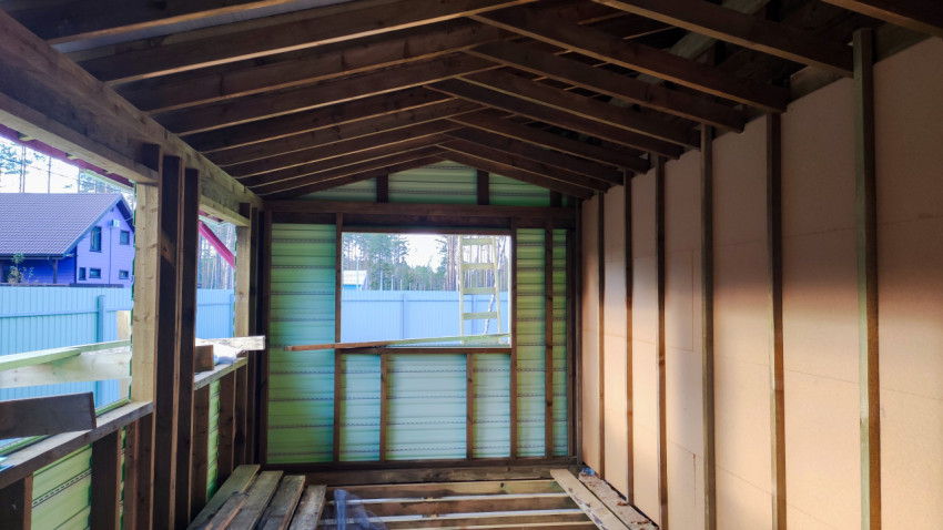 Каркасное строение с открытой кровельной системой