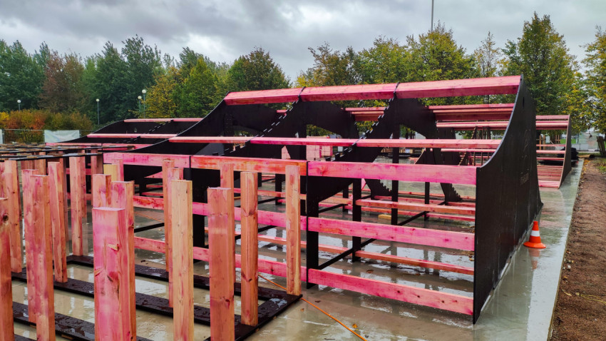 Сборка деревянного каркаса скейт-парка на бетонном основании