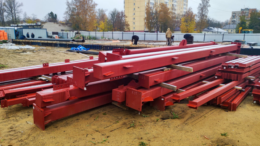 Металлоконструкции каркаса котельной, складированные на стройплощадке