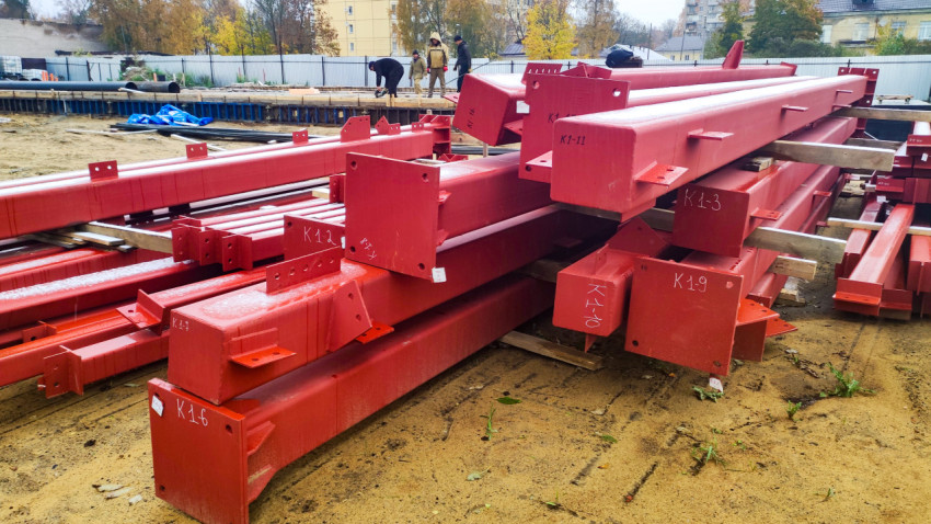 Партия металлоконструкций каркаса котельной на складе перед сборкой