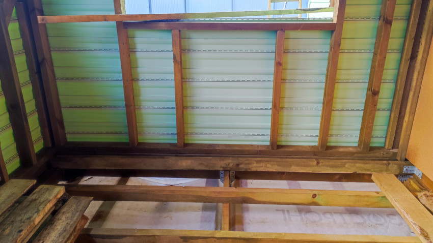 Каркас стены и основание пола в строящемся доме